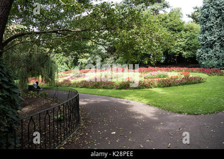 Das Arboretum in der Stadt Nottingham mit Garten und Bettwäsche Blumen Stockfoto