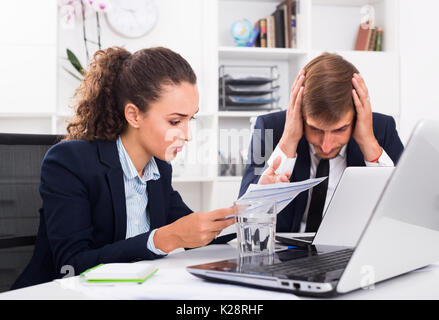 Traurige Mann und Frau Mitarbeiter erleben der Firma Büro Stockfoto