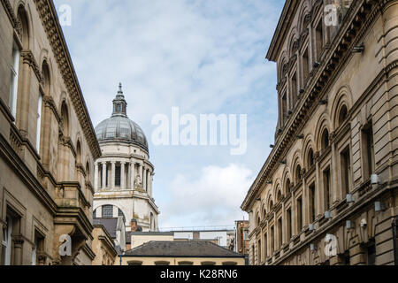 Ansicht des Nottingham Council House Dome durch die Stadt Gebäude Stockfoto