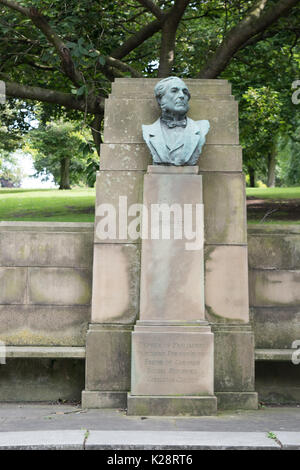 Die Büste von Samuel Morley MP und Philanthrop an der Waverley Street Eingang des Arboretums Nottingham Stockfoto