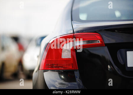 Auto Scheinwerfer. Rückansicht der Stadt Auto auf verschwommenen Hintergrund. Stockfoto
