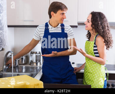 Gerne weibliche Kunden danken professionelle Klempner für Arbeit zufrieden Stockfoto