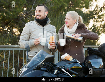 Positive lächelnde Paar Picknick mit Kaffee in der Nähe cycle Stockfoto