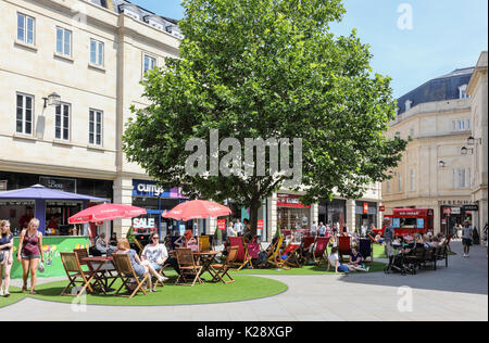 Shopper relaxen im Southgate Shopping Centre, City of Bath, Somerset, England, Großbritannien Stockfoto