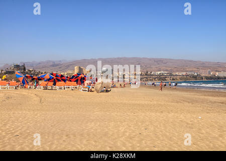 PLAYA DEL INGLES, GRAN CANARIA - 3. März: Menschen auf den Strand und die Hotels im Hintergrund am Playa del Ingles auf Gran Canaria am 3. März 2012. Playa I Stockfoto