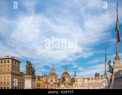 Panoramablick von der Piazza Venezia mit Altare della Patria, Monumento Vittorio Emmanuele II, der Trajan Spalte, die Kirchen Santa Maria Stockfoto