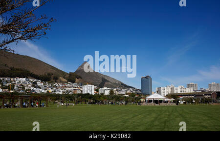 Green Point städtischen Park & Biodiversität Garten mit Lion's Head im Hintergrund, Kapstadt, Südafrika. Stockfoto