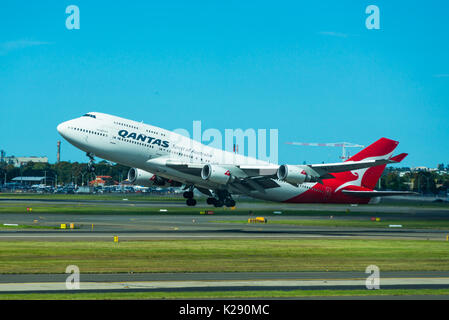 Qantas 747 Jumbo Jet am Internationalen Flughafen von Sydney, New South Wales, Australien. Stockfoto