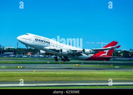 Qantas 747 Jumbo Jet am Internationalen Flughafen von Sydney, New South Wales, Australien. Stockfoto