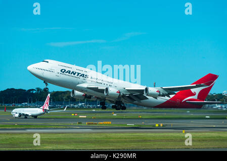 Qantas 747 Jumbo Jet am Internationalen Flughafen von Sydney, New South Wales, Australien. Stockfoto