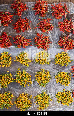 Teile der rote Chilis und Gelb amazonischen Frucht in Belem Markt, Iquitos, Peru verkauft wird. Stockfoto