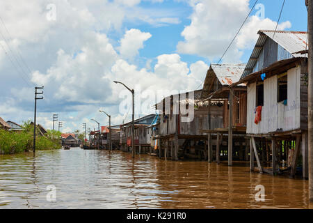 Holzhäuser auf Sticks in Hochwassergebieten Belem, Iquitos, Peru. Der Bezirk ist schlecht und von Einheimischen, die in die Stadt gezogen. Stockfoto