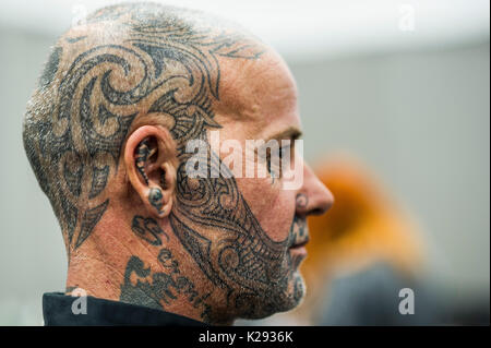 Tätowierungen. Ein Mann mit einem TÄTOWIERTEN Gesicht und Kopf in Cornwall Tattoo Convention. Stockfoto