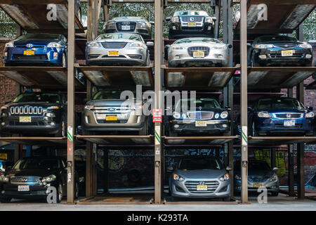 NEW YORK CITY, USA - ca. August 2015: Automatisierte Parkhaus in New York. Stockfoto