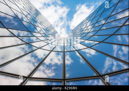 Blauer Himmel und weiße Wolken in einem gläsernen Gebäude widerspiegelt Stockfoto