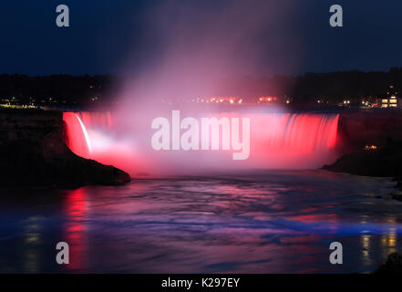 Niagara Fälle bei Nacht beleuchtet, Kanada und USA Stockfoto