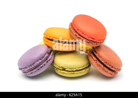 Stapel der bunten süßen Macarons auf weißem Hintergrund Stockfoto