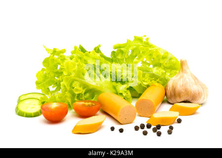 Würstchen, Knoblauch, Salat, Gurke, Paprika und Tomaten auf weißem Hintergrund Stockfoto