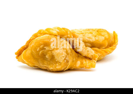 Leckere Curry Puffs isoliert auf weißem Hintergrund Stockfoto