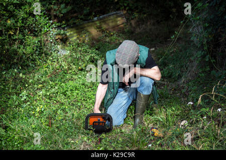 Gärtner mit der Heckenschere in country lane Stockfoto