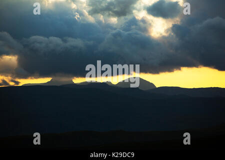 Blick auf Great Gable und Säule aus rotem Geröllhalden im Lake District, England. Stockfoto