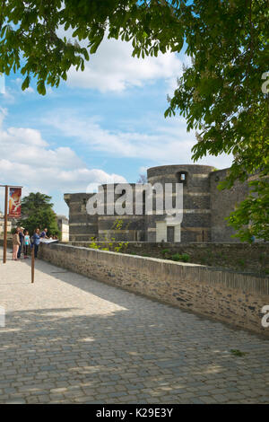 Die Besucher des Chateau d'Angers sammeln am Eingang auf einem sonnigen Frühling Nachmittag in Angers, Maine-et-Loire, Frankreich Stockfoto