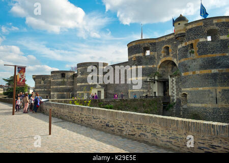 Die Besucher des Chateau d'Angers sammeln am Eingang auf einem sonnigen Frühling Nachmittag in Angers, Maine-et-Loire, Frankreich Stockfoto