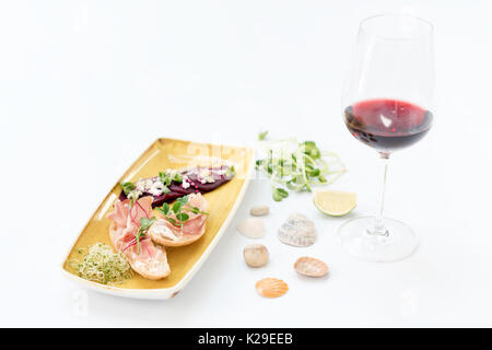 Bruschetta mit Parmaschinken und Wein. Microgreens auf gerösteten roten Rüben und Feta-Käse. Mikro Grüns, Diät und gesunde Ernährung. Stockfoto