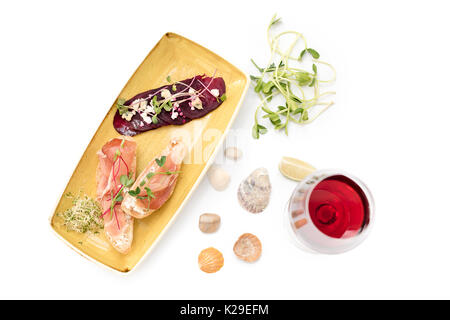 Bruschetta mit Parmaschinken und Wein. Microgreens auf gerösteten roten Rüben und Feta-Käse. Mikro Grüns, Diät und gesunde Ernährung. Stockfoto