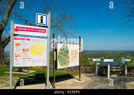 Brettern beschreiben die Funktionen von hilltop Monflanquin, Lot-et-Garonne, Frankreich. Diese malerische Stadt ist gedacht, um eine historisch gesehen die intakten Beispiele für eine Mittelalterliche Bastide. Stockfoto