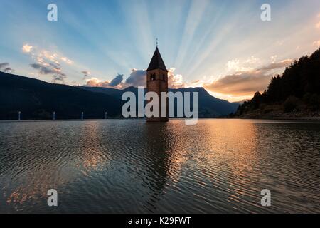 Reschen Lake-Reschensee, Vinschgau, Südtirol, Italien. Stockfoto
