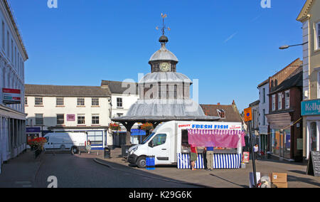 Ein Blick auf den Markt Kreuz mit frischem Fisch Van auf dem Markt Tag am North Norfolk Stadt North Walsham, Norfolk, England, Vereinigtes Königreich. Stockfoto