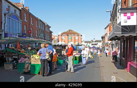 Ein Blick auf den Marktplatz am Markttag auf der North Norfolk Stadt North Walsham, Norfolk, England, Vereinigtes Königreich. Stockfoto