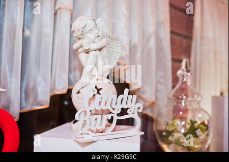 Nahaufnahme einer kleinen Statue von ein Engel oder ein Amor mit einer Inschrift unten sagt 'Candy Bar". Stockfoto