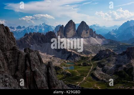 Drei Zinnen/Tre Cime di Lavaredo von Crodon di San Candido, Sextner Dolomiten-Dolomiti Sextner Dolomiten, Südtirol, Italien. Stockfoto