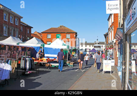 Ein Blick auf den Marktplatz am Markttag auf der North Norfolk Stadt North Walsham, Norfolk, England, Vereinigtes Königreich. Stockfoto