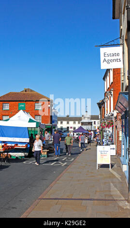 Ein Blick auf den Marktplatz am Markttag auf der North Norfolk Stadt North Walsham, Norfolk, England, Vereinigtes Königreich. Stockfoto