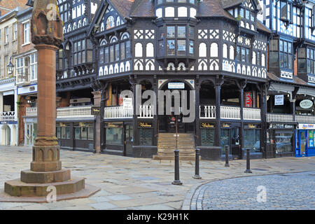 Chester Kreuz und dem Eingang Treppe in Eastgate und Bridge Street Zeilen, Chester, Cheshire, England, UK. Stockfoto