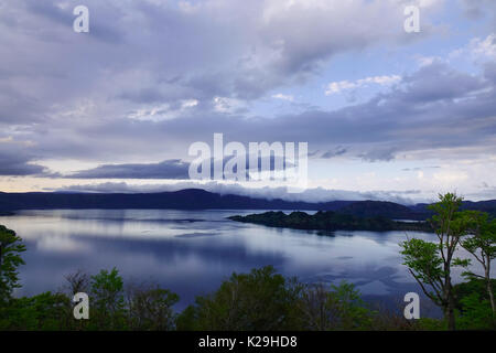 Blick auf den See Towada bei Sonnenuntergang in Aomori, Japan. See Towada ist die größte Caldera Lake auf der Hauptinsel Honshu, Japan. Stockfoto