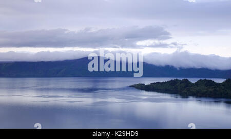 See Towada mit Berge bei Sonnenuntergang in Aomori, Japan. See Towada ist die größte Caldera Lake auf der Hauptinsel Honshu, Japan. Stockfoto