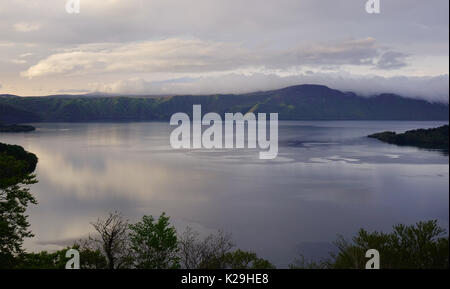 Blick auf den See Towada bei Sonnenuntergang in Aomori, Japan. See Towada-ko liegt auf einem 400 m hohen Berg an der Grenze zwischen Aomori und Akita. Stockfoto