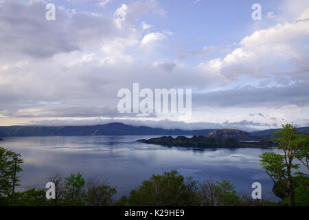 Blick auf den See Towada bei Sonnenuntergang in Aomori, Japan. Vor etwa 2000 Jahren, vulkanische Aktivitäten gebar See Towada, ein Doppel Caldera bei 400 m (1312 Stockfoto