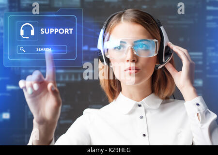 Support Phone Operator im Headset, Studio auf weißem Hintergrund. Stockfoto