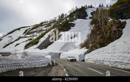 Tohoku, Japan - 15. Mai 2017. Hachimantai Straße des Mount Iwate in Tohoku, Japan. Mt Iwate (2038 m) ist der höchste Berg in Iwate und ist einer von Japan Stockfoto