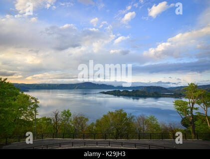 Blick auf den See Towada bei Sonnenuntergang in Aomori, Japan. See Towada (towada-ko) ist der größte Krater See der Insel Honshu, Japan. Stockfoto