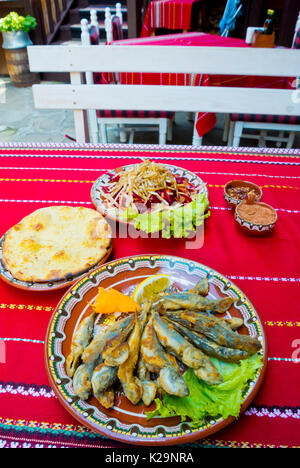 Gegrillte kleine Fische, scad, Salat, Brot, Mehana, Altstadt von Sozopol, Sozopol, Bulgarien Stockfoto