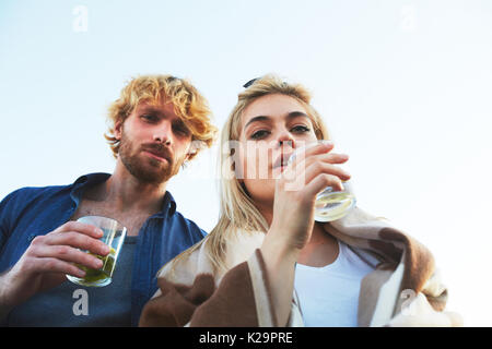 Paar Cocktails genießen. Stockfoto