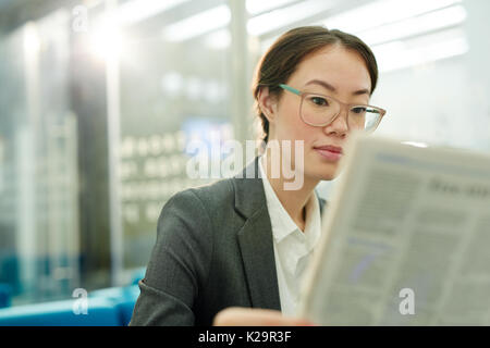 Lesen Finanznachrichten Stockfoto