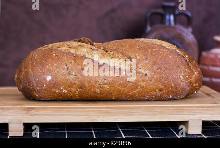 Roggenbrot mit Getreide auf dem hölzernen Tisch Stockfoto