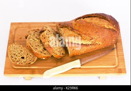 Roggenbrot mit Getreide auf dem hölzernen Tisch Stockfoto